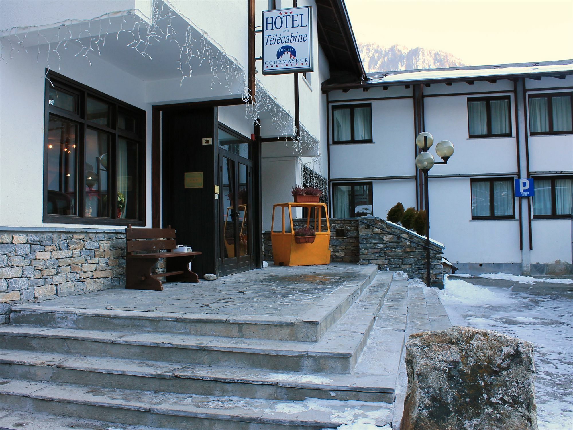 Hotel De La Telecabine Courmayeur Exterior photo